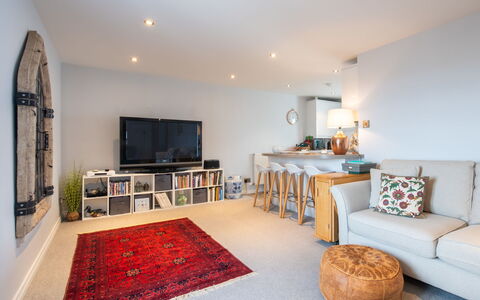 Marina View: Möbel, Interior Design, Flooring, Couch, Wand, Fussboden, Zimmer, Decke, Holz, Wohnzimmer