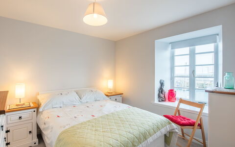 Marina View: Bett, Möbel, Interior Design, Schlafzimmer, Wand, Fussboden, Flooring, Bedding, Bettdecke, Decke