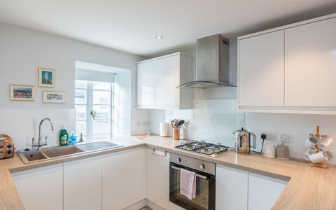 Marina View: Küche, Countertop, Küchengerät, Interior Design, Major Appliance, Cabinetry, Flooring, Holz, Fussboden, Decke