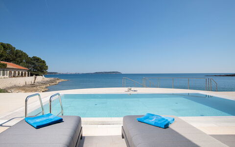 Dubravka: Schwimmbad, Freizeit, Resort, Gartenmöbel, Urlaub, Schatten, Ferienort, Villa, Tropen, Hotel