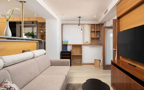 Dubravka: Möbel, Interior Design, Flooring, Couch, Fernsehen, Wohnzimmer, Wand, Elektronisches Gerät, Fussboden, Tabelle