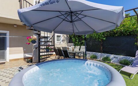 L&V: Schwimmbad, Gartenmöbel, Regenschirm, Verbundwerkstoff, Möbel, Freizeit, Schatten, Blumentopf, Stuhl, Zimmerpflanze