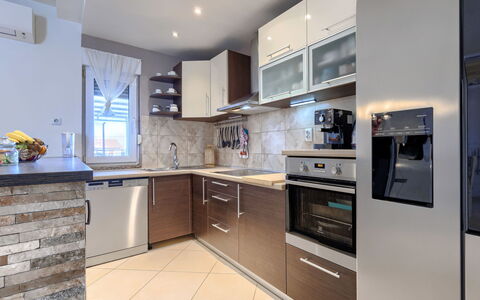 L&V: Küchengerät, Küche, Countertop, Möbel, Cabinetry, Major Appliance, Interior Design, Flooring, Holz, Fussboden