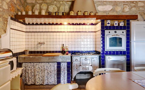 Villa Erta: Küche, Interior Design, Flooring, Herd, Zimmer, Countertop, Fliese, Küchengerät, Herd, Holzbeize