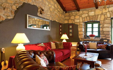 Villa Erta: Möbel, Interior Design, Decke, Flooring, Zimmer, Couch, Fussboden, Beleuchtung, Wohnzimmer, Zuhause