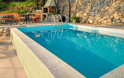 Villa Erta: Schwimmbad, Resort, Verbundwerkstoff, Freizeit, Gartenmöbel, Water Feature, Eco Hotel, Flagstone, Stuhl, Fliese