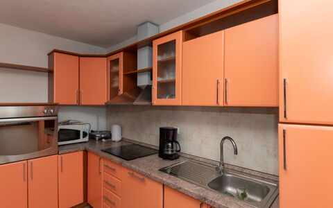 Matanovi Dvori: Küche, Countertop, Cabinetry, Küchengerät, Major Appliance, Holz, Spüle, Interior Design, Flooring, Möbel