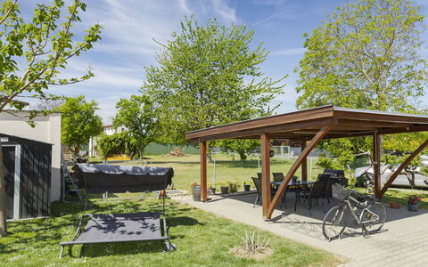 Balatonbereny 101: Schatten, Garten, Outdoor Struktur, Rasen, Fahrrad, Garten, Park, Landscaping, Pergola, Hinterhof