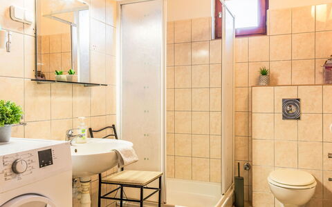 Balatonbereny 101: Interior Design, Flooring, Fussboden, Armatur, Badezimmer, Zimmer, Installation, Sinken, Zapfhahn, Toilette
