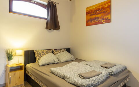 Balatonbereny 101: Bett, Wand, Interior Design, Schlafzimmer, Fussboden, Holz, Bettdecke, Flooring, Bedding, Zimmer