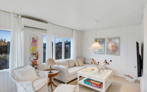 Alvia - 250M from the Sea: Möbel, Holz, Interior Design, Flooring, Fussboden, Stuhl, Zimmer, Decke, Wohnzimmer, Wohnung