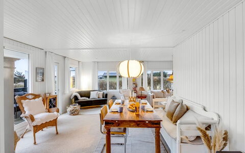 Alvia - 250M from the Sea: Möbel, Holz, Interior Design, Flooring, Fussboden, Stuhl, Zimmer, Decke, Wohnzimmer, Wohnung