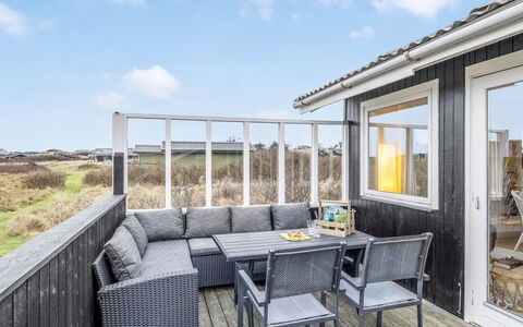 Alvia - 250M from the Sea: Möbel, Holz, Interior Design, Flooring, Fussboden, Stuhl, Zimmer, Decke, Wohnzimmer, Wohnung