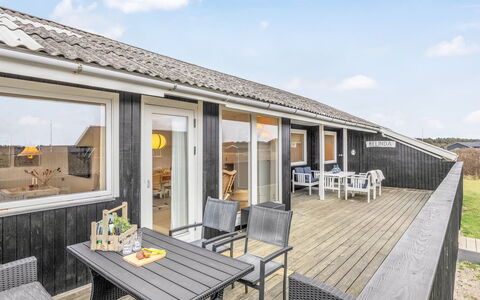 Alvia - 250M from the Sea: Möbel, Holz, Interior Design, Flooring, Fussboden, Stuhl, Zimmer, Decke, Wohnzimmer, Wohnung