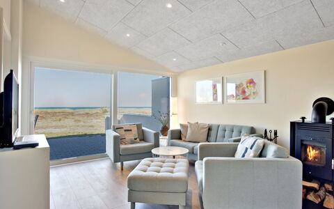 Edy - 75M from the Sea: Möbel, Holz, Interior Design, Flooring, Fussboden, Stuhl, Zimmer, Decke, Wohnzimmer, Wohnung