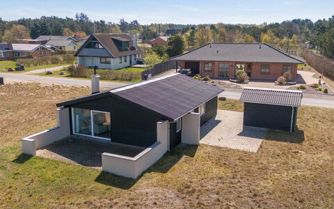 Edy - 75M from the Sea: Möbel, Holz, Interior Design, Flooring, Fussboden, Stuhl, Zimmer, Decke, Wohnzimmer, Wohnung
