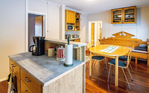 Villa Koski: Flooring, Möbel, Küche, Countertop, Interior Design, Holz, Decke, Fussboden, Major Appliance, Cabinetry