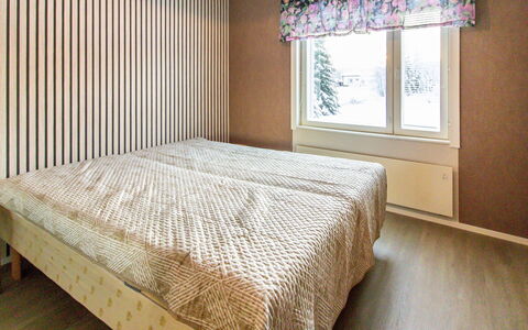 Villa Koski: Bett, Interior Design, Schlafzimmer, Wand, Flooring, Fussboden, Holz, Bettdecke, Bedding, Möbel