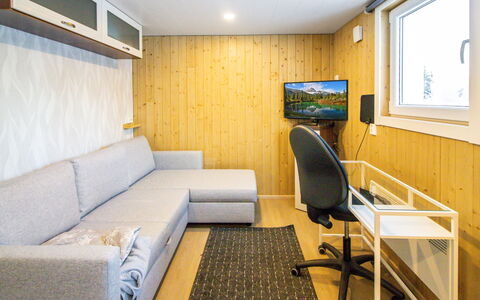 Villa Koski: Flooring, Fussboden, Holz, Interior Design, Zimmer, Decke, Möbel, Wohnzimmer, Holzbeize, Couch