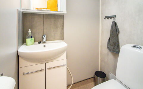 Villa Koski: Bad Sink, Badezimmer, Toilleten Sitz, Armatur, Sinken, Interior Design, Flooring, Toilette, Fussboden, Zapfhahn