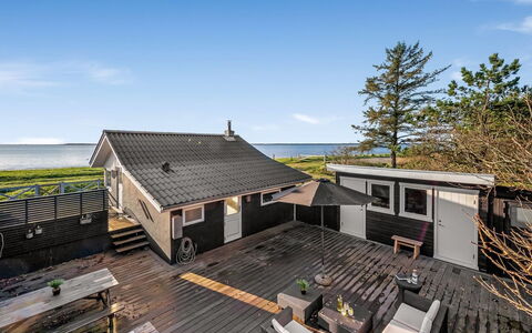 Esben - 15M from the Sea: Dach, Haus, Zuhause, Hütte, Tür, Abstellgleis, Estate, Rasen, Garten, Veranda