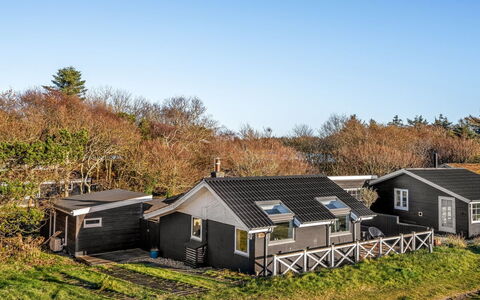 Esben - 15M from the Sea: Dach, Haus, Zuhause, Hütte, Tür, Abstellgleis, Estate, Rasen, Garten, Veranda