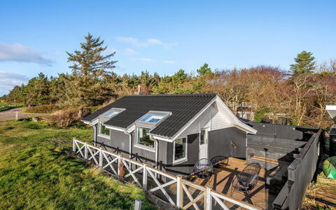 Esben - 15M from the Sea: Dach, Haus, Zuhause, Hütte, Tür, Abstellgleis, Estate, Rasen, Garten, Veranda
