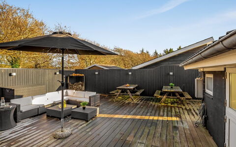 Esben - 15M from the Sea: Dach, Haus, Zuhause, Hütte, Tür, Abstellgleis, Estate, Rasen, Garten, Veranda