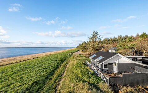 Esben - 15M from the Sea: Dach, Haus, Zuhause, Hütte, Tür, Abstellgleis, Estate, Rasen, Garten, Veranda