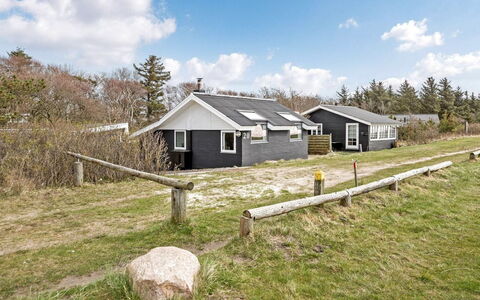 Esben - 15M from the Sea: Dach, Haus, Zuhause, Hütte, Tür, Abstellgleis, Estate, Rasen, Garten, Veranda
