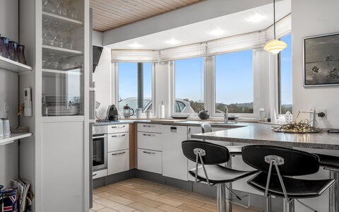 Tofan - 75M from the Sea: Interior Design, Countertop, Küche, Decke, Light Fixture, Cabinetry, Möbel, Flooring, Küchengerät, Fussboden