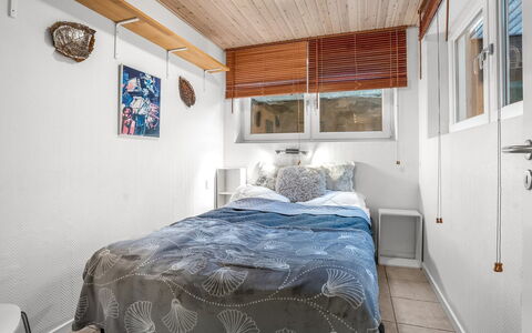 Tofan - 75M from the Sea: Schlafzimmer, Holz, Interior Design, Bett, Decke, Bettdecke, Bedding, Zimmer, Möbel, Fussboden