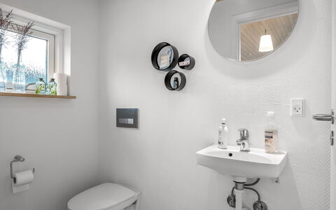 Tofan - 75M from the Sea: Badezimmer, Interior Design, Armatur, Wand, Bad Sink, Flooring, Sinken, Fussboden, Toilette, Zapfhahn