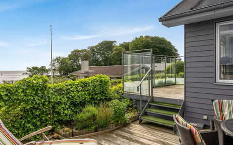 Tofan - 75M from the Sea: Zuhause, Strauch, Haus, Die Architektur, Wohngebiet, Veranda, Dach, Garten, Grundstueck