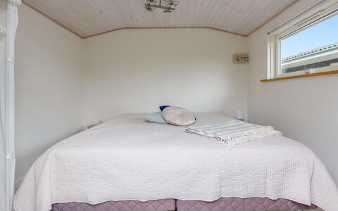 Sampsa - 350M from the Sea: Holz, Flooring, Interior Design, Fussboden, Schlafzimmer, Decke, Zimmer, Bett, Bettdecke, Linens