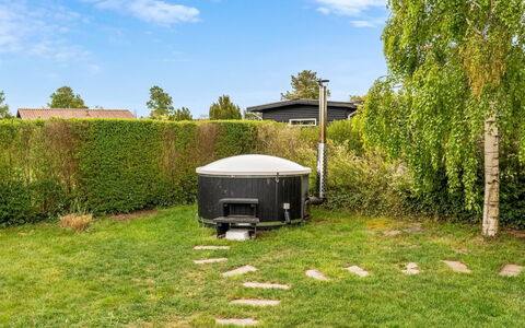 Sampsa - 350M from the Sea: Garten, Hinterhof, Garten, Schatten, Landscaping, Rasen, Gartenbauten, Design, Outdoor Struktur, Schuppen