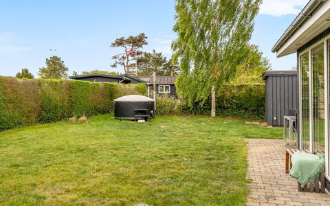 Sampsa - 350M from the Sea: Gras, Garten, Strauch, Haus, Grundstueck, Wohngebiet, Rasen, Dach, Zuhause