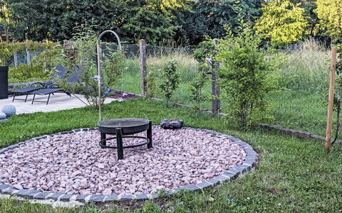 Helfrichs Ferienwohnung: Gras, Garten, Ground, Rasen, Hinterhof, Garten, Boden, Landscaping