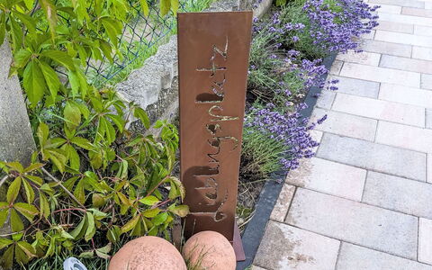 Helfrichs Ferienwohnung: Strauch, Ground, Garten, Landscaping, Kraut, Blumentopf