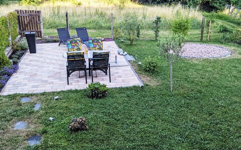 Helfrichs Ferienwohnung: Gras, Garten, Strauch, Gartenmöbel, Rasen, Ground, Hinterhof, Garten, Landscaping
