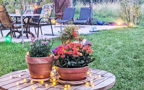 Helfrichs Ferienwohnung: Möbel, Grün, Gartenmöbel, Stuhl, Tisch Im Freien, Tabelle, Garten, Rasen, Ground