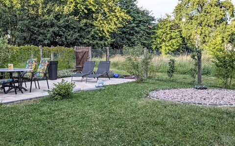 Helfrichs Ferienwohnung: Gras, Baum, Garten, Strauch, Rasen, Grundstueck, Schatten, Ground