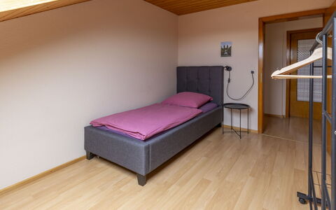 Helfrichs Ferienwohnung: Fussboden, Flooring, Möbel, Holz, Interior Design, Holzboden, Schlafzimmer, Zimmer, Bett, Beleuchtung