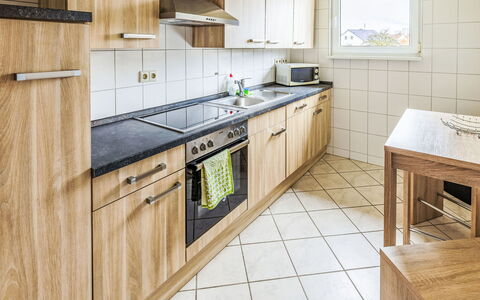 Helfrichs Ferienwohnung: Holz, Küche, Flooring, Major Appliance, Interior Design, Countertop, Fussboden, Cabinetry, Sinken, Armatur