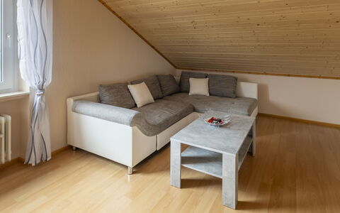 Helfrichs Ferienwohnung: Flooring, Fussboden, Holz, Interior Design, Holzboden, Möbel, Zuhause, Zimmer, Laminatboden, Couch