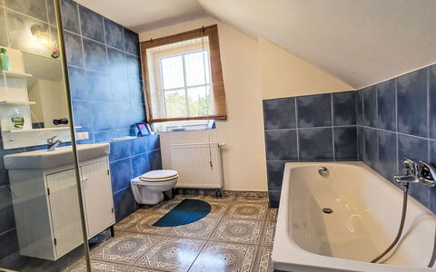 Kallinchen am Motzener See: Flooring, Armatur, Badewanne, Fussboden, Badezimmer, Holz, Interior Design, Installation, Zapfhahn, Zimmer