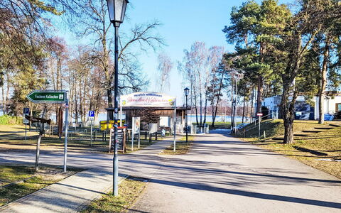 Kallinchen am Motzener See: Baum, Strassenbelag, Öffentlicher Raum, Pole, Schatten, Kommunale, Strassenlicht, Bürgersteig, Park, Walkway