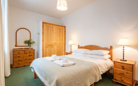Old Dairy on Aigas Golf Course: Bett, Schlafzimmer, Möbel, Bedding, Bettdecke, Holz, Interior Design, Linens, Fussboden, Textil