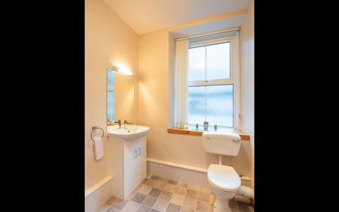 Old Dairy on Aigas Golf Course: Badezimmer, Wand, Armatur, Flooring, Interior Design, Fussboden, Installation, Bad Sink, Beleuchtung, Zapfhahn