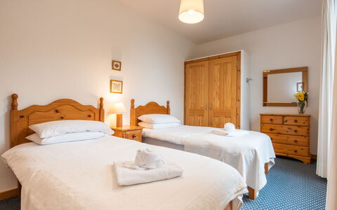 Old Dairy on Aigas Golf Course: Bett, Schlafzimmer, Holz, Bettdecke, Bedding, Möbel, Fussboden, Bettrahmen, Interior Design, Linens